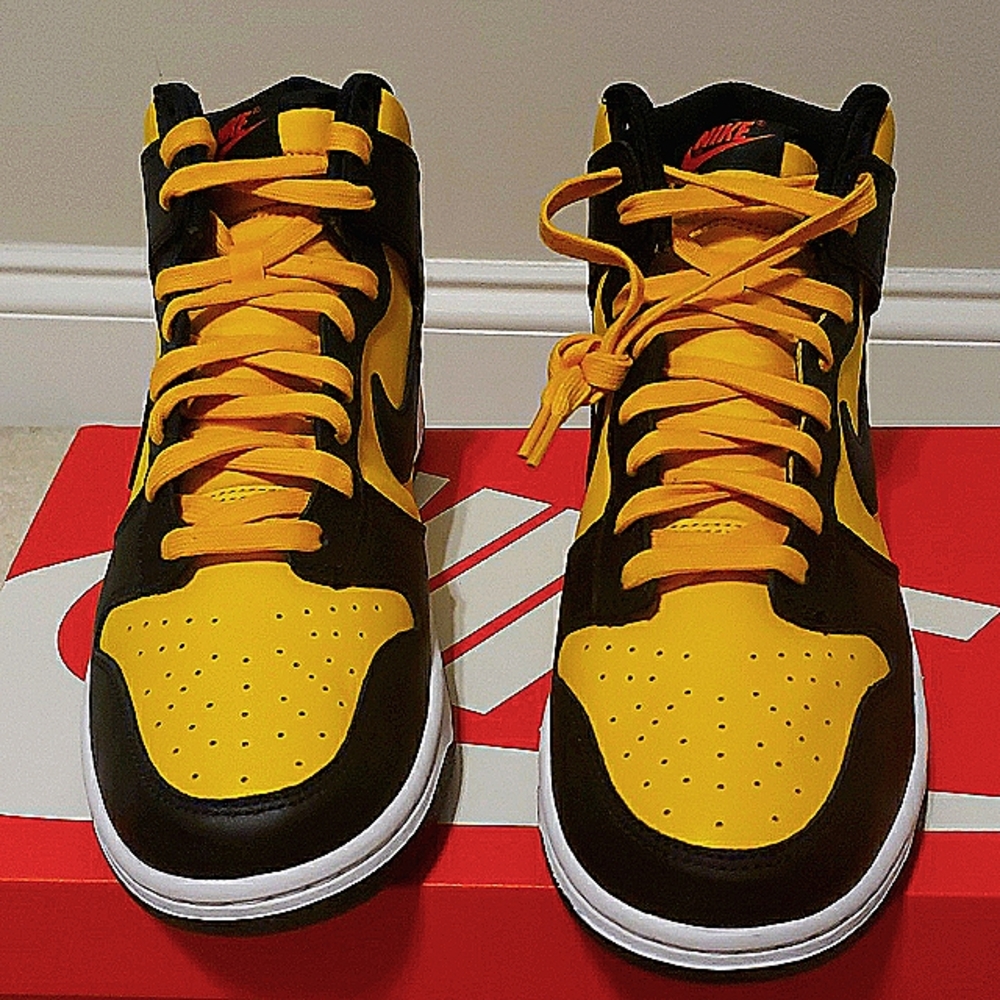 BRAND NEW NIKE DUNKS BLACK/GOLD SIZE 10